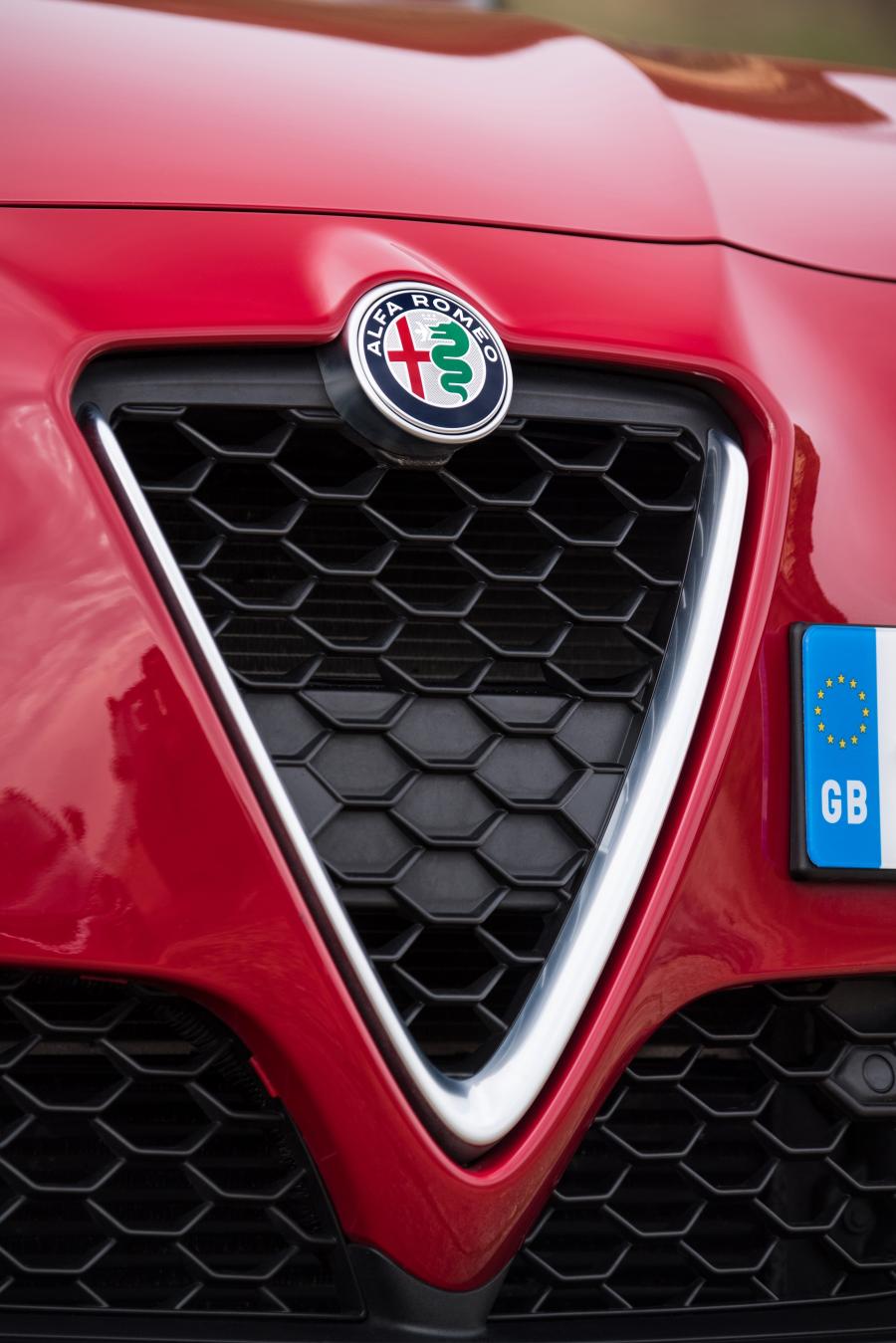 Логотип Alfa Romeo Giulietta 2016 года  (UK) (фото 20 из 44)